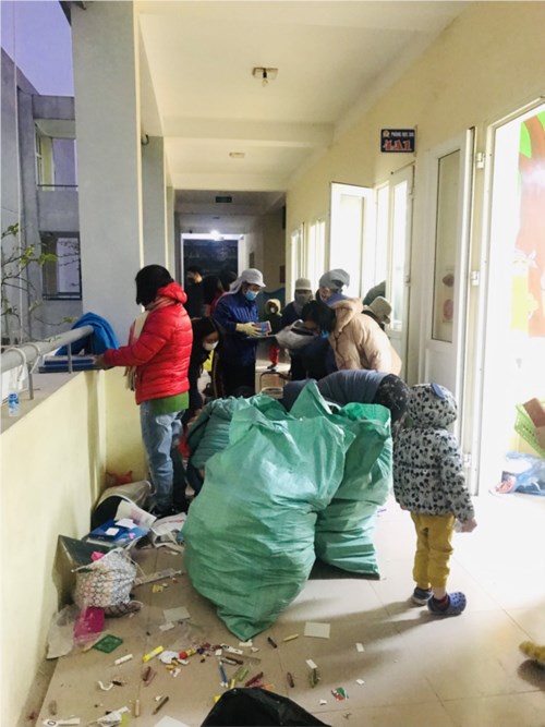 Toàn thể các thầy cô trong trường vệ sinh dọn dẹp lớp học để chuẩn bị đón các em học sinh quay trở lại trường